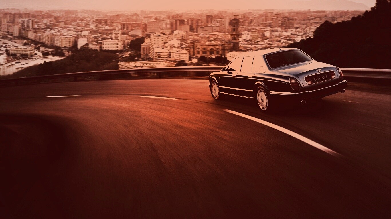 Черный Бентли на повороте обои