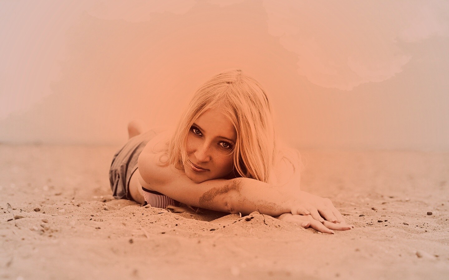 Девушка на пляже обои