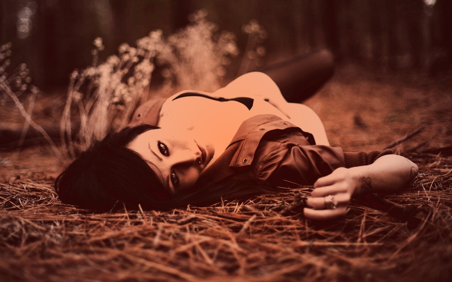 Лежащая на траве обои