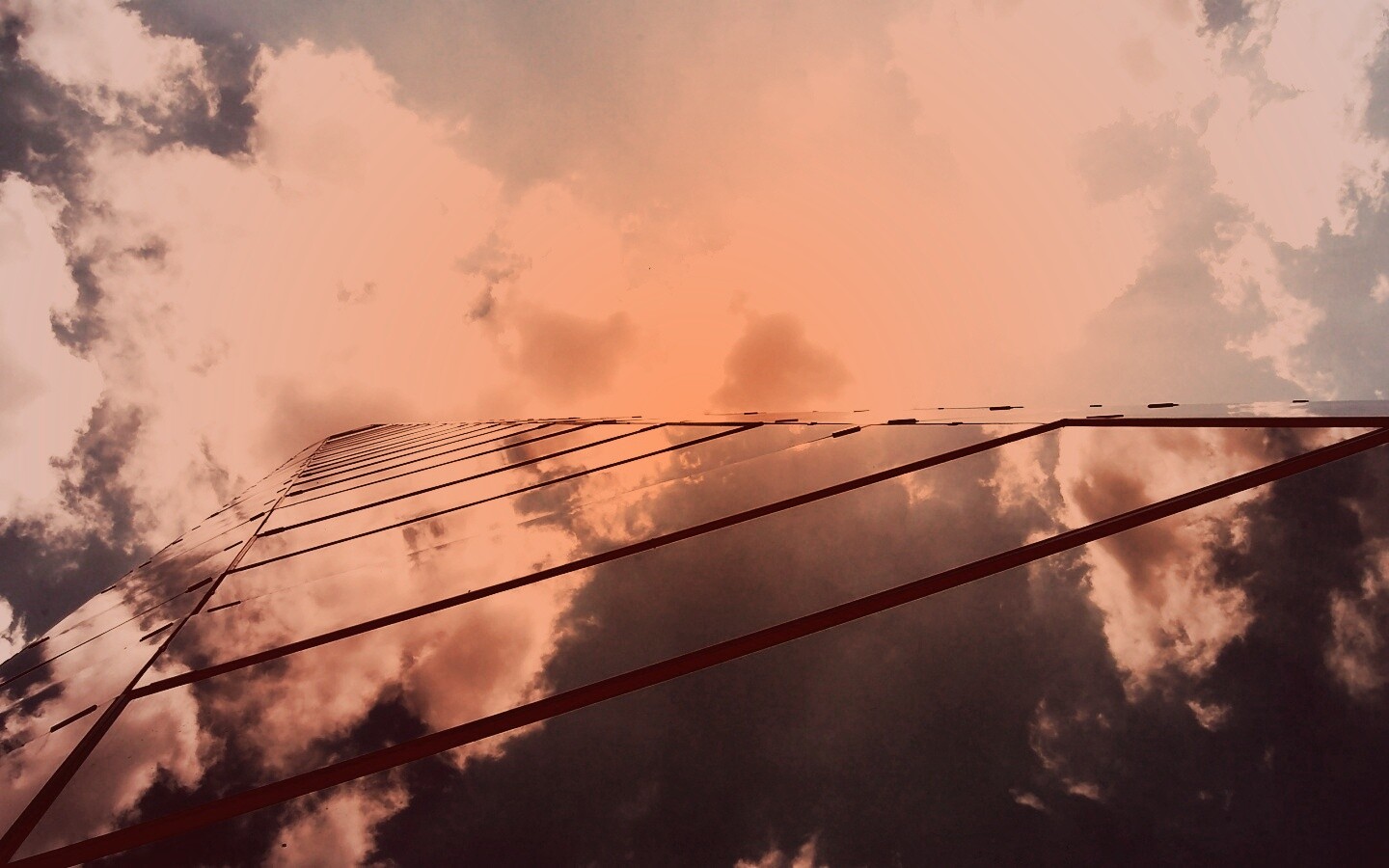 Стеклянный небоскреб уходящий в небо обои