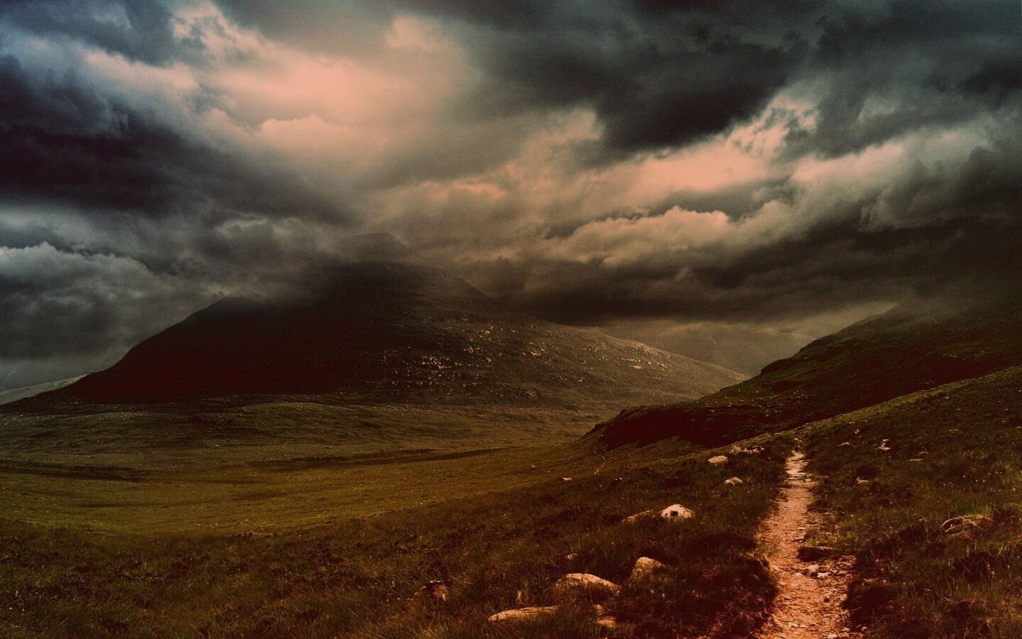 Тропинка средь холмов обои