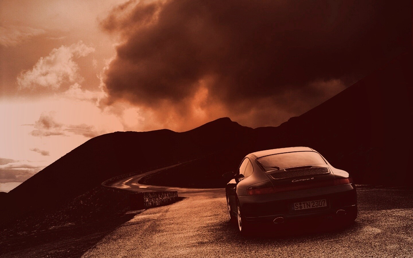 Черный Порше на горной дороге обои
