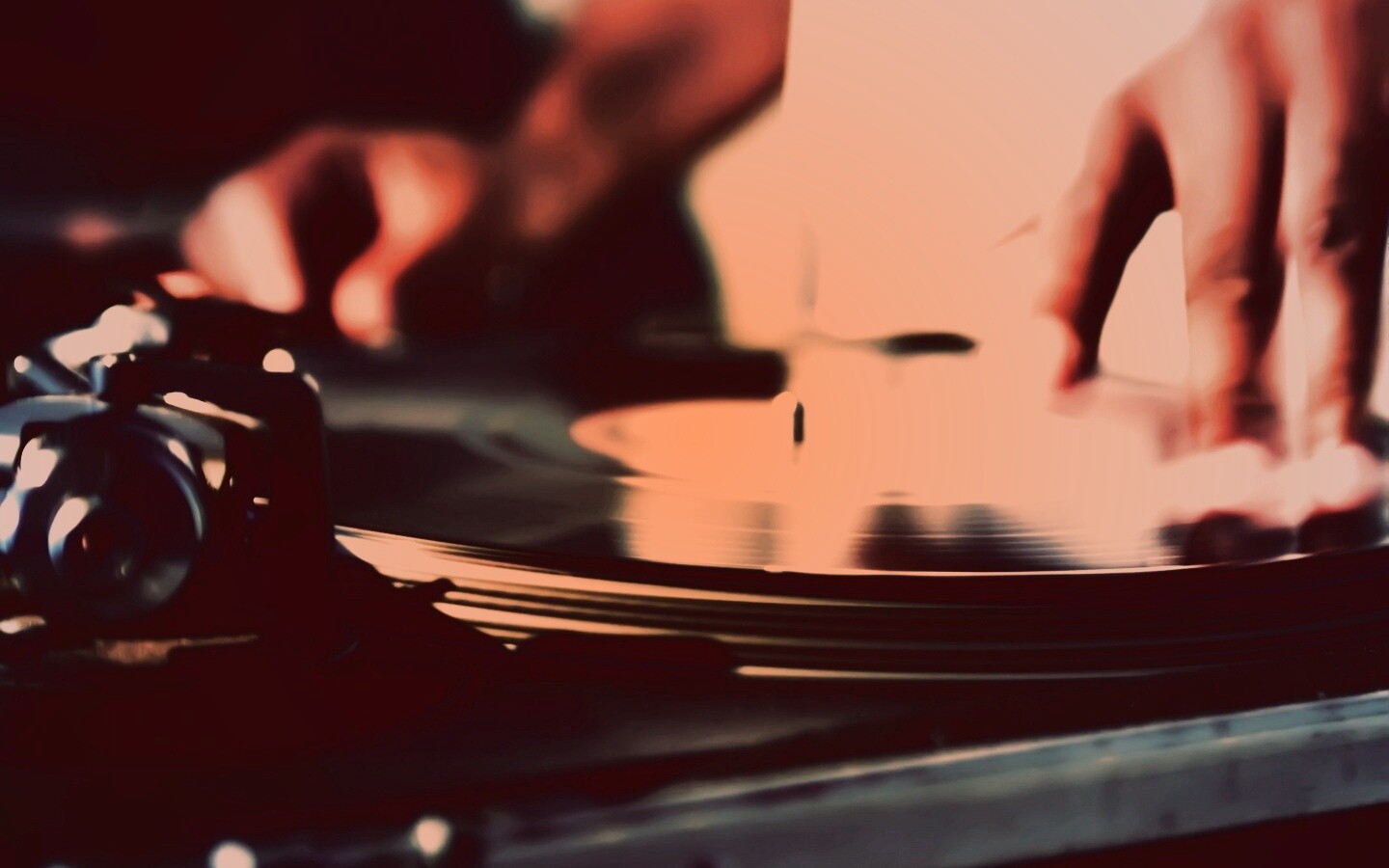 Винил на диджейском пульте обои