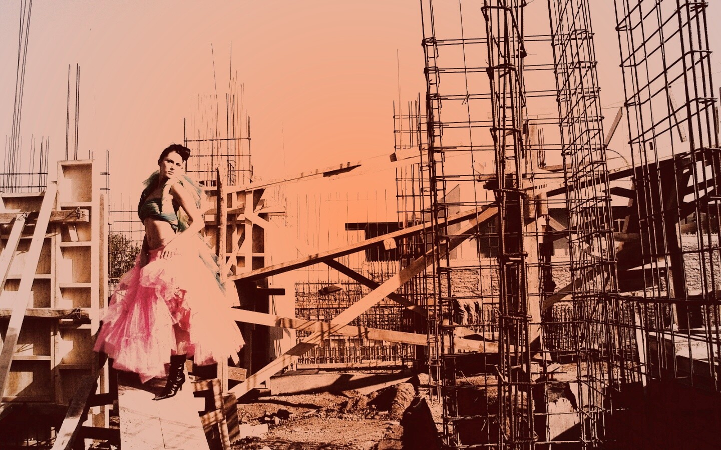 Девушка на стройке обои