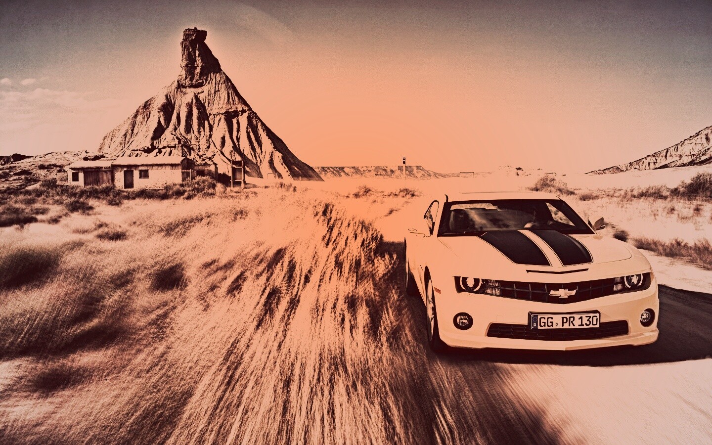 Камаро на пустынной дороге обои