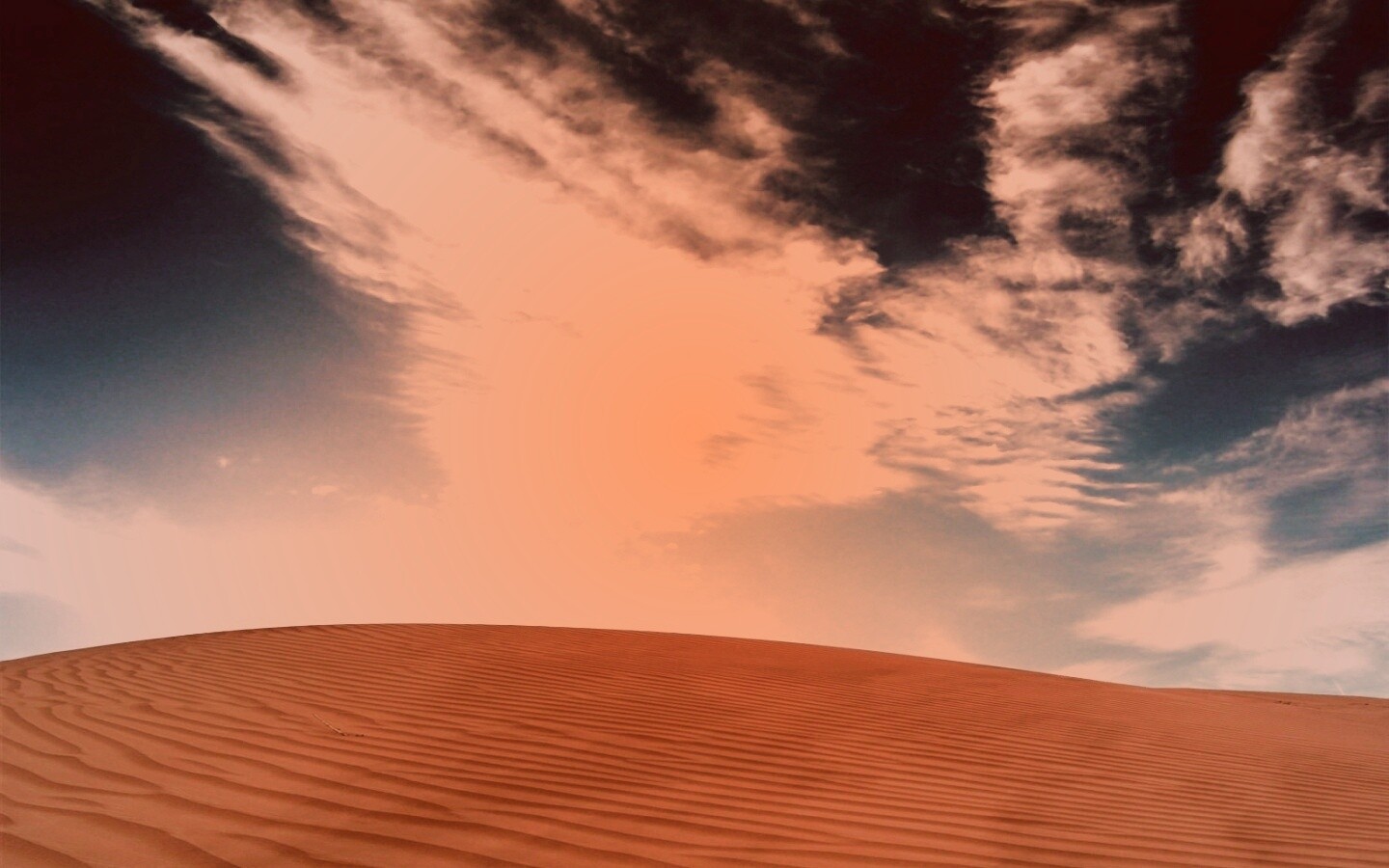 Облака над пустыней обои