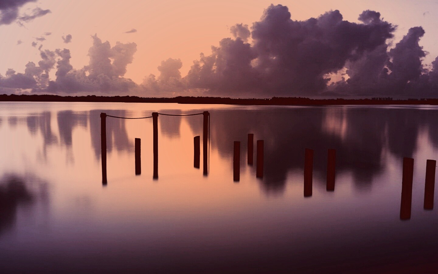 Столбики из воды обои