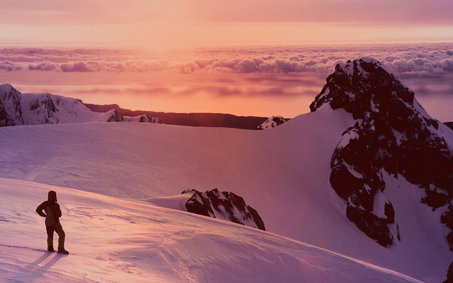 Путешественник в горах обои