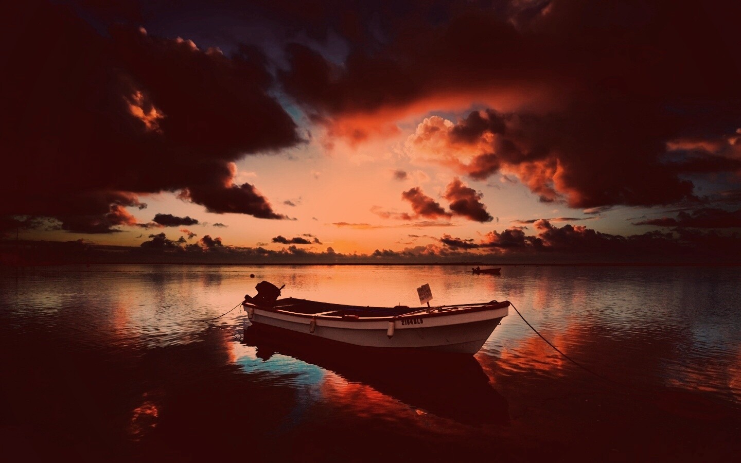 Тучи над озером обои