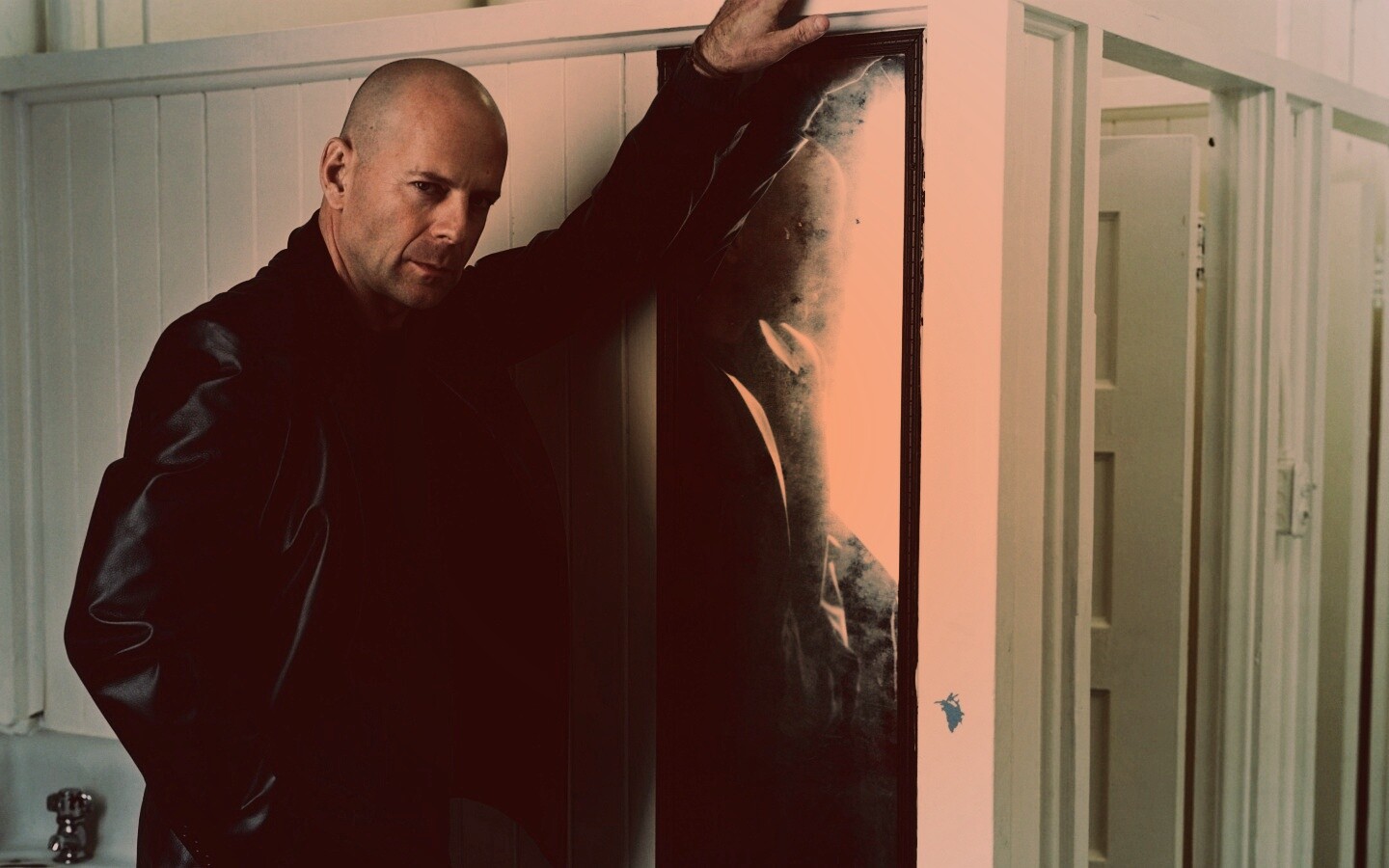 Брюс Уиллис у зеркала обои