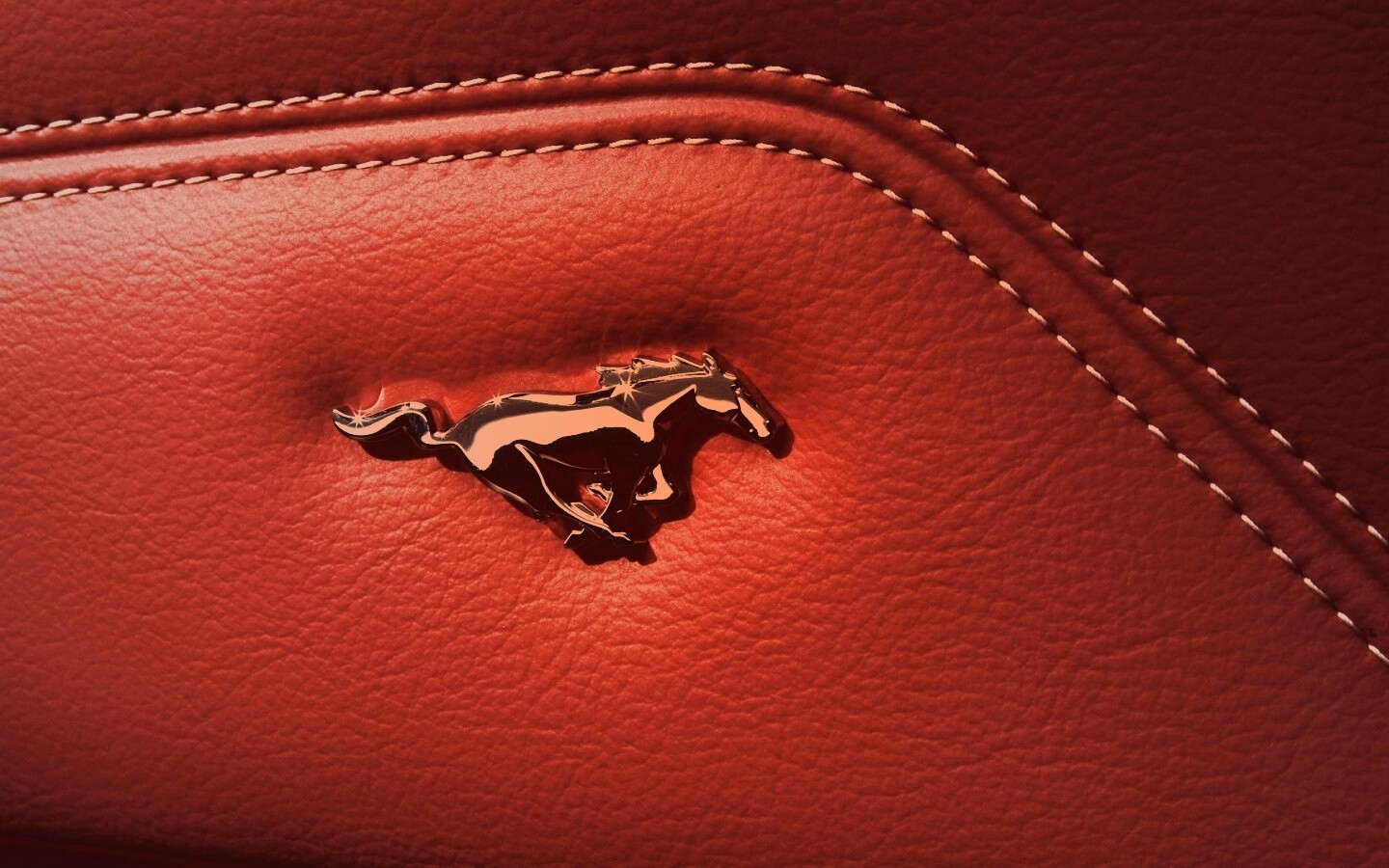 Кожаный салон Форда Мустанг обои