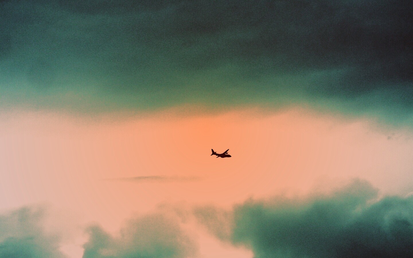 Самолет в небе обои