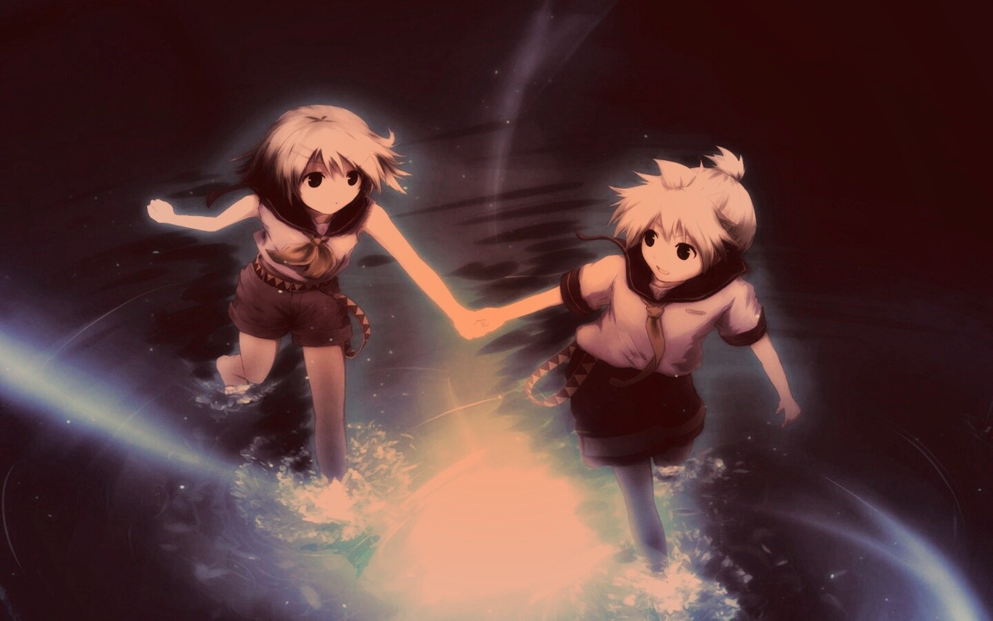 Девочки бегут по воде обои