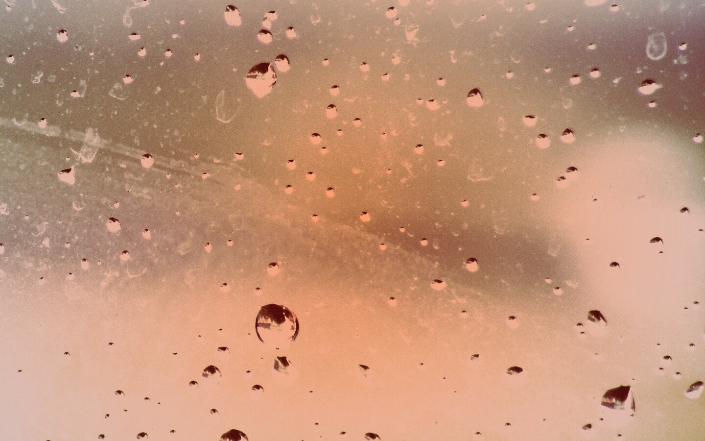 Капли на грязном стекле обои