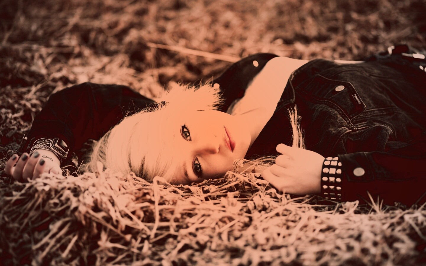 Блондинка лежащая на траве обои
