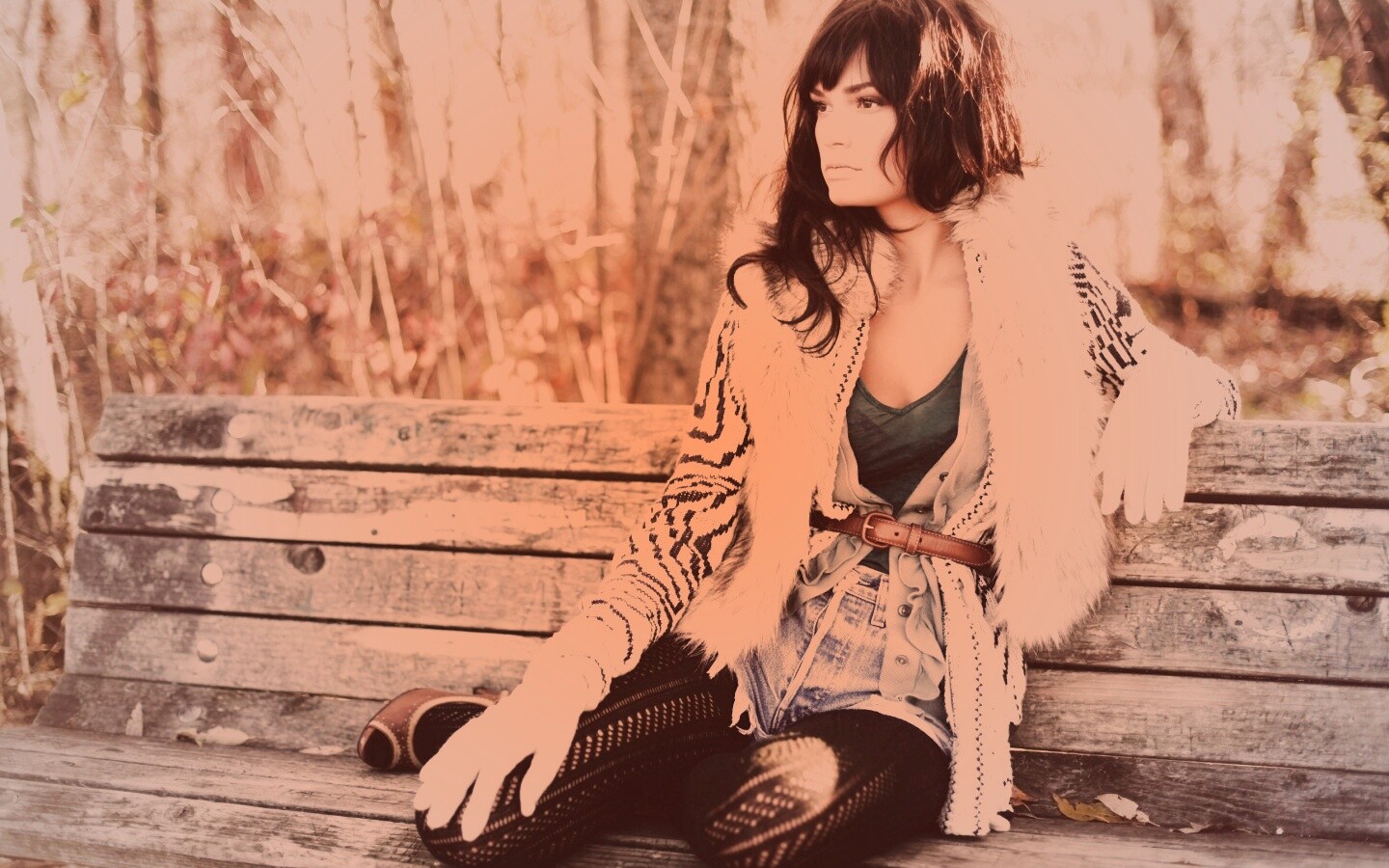 Красивая девушка сидит на скамейке обои