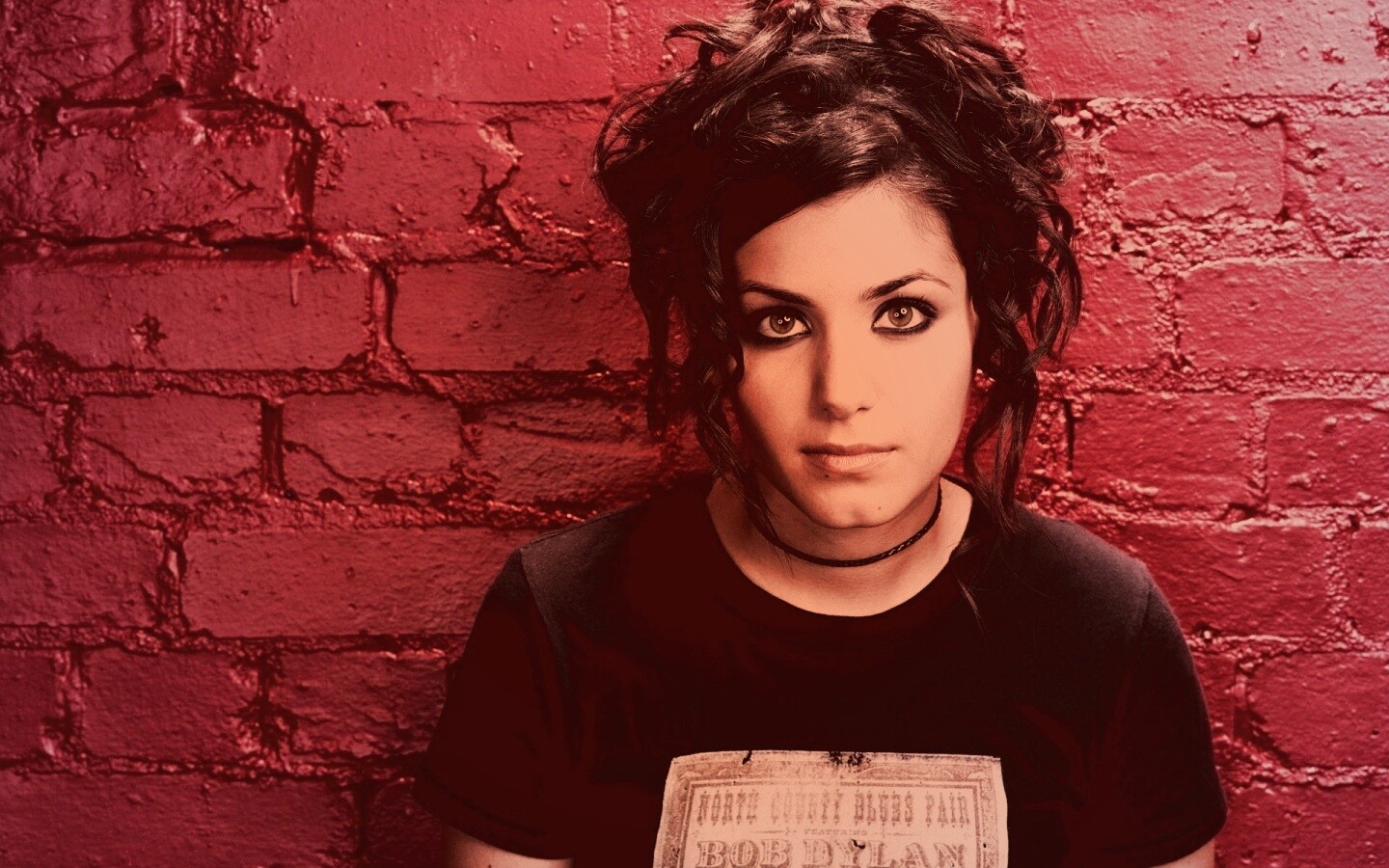 Подросток на фоне розовой кирпичной стены обои