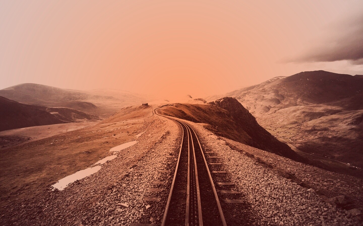 Рельсы уходящие вдаль обои