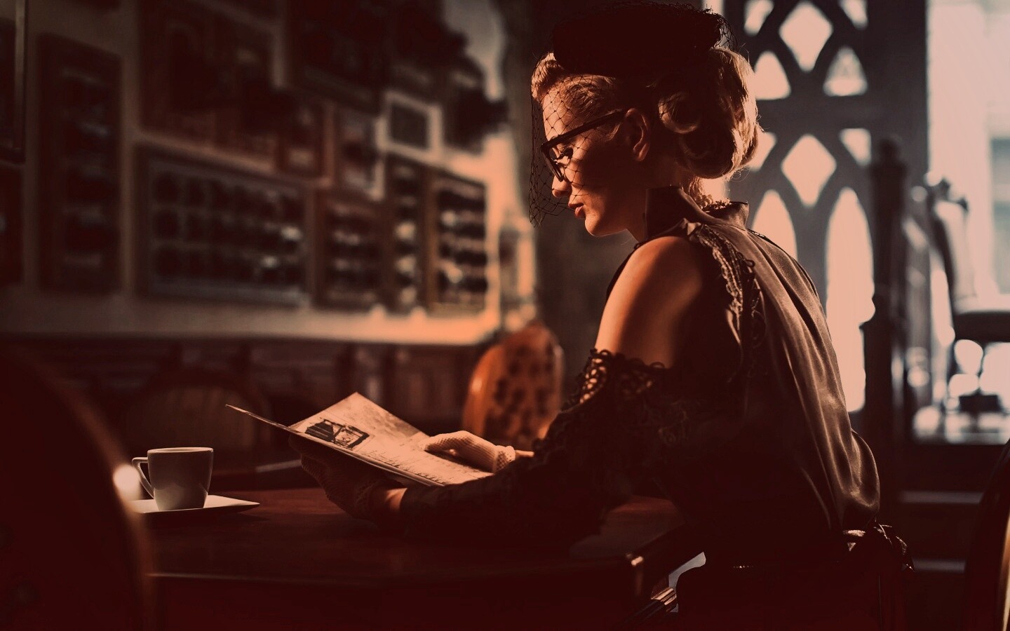 Витажная девушка в кафе обои