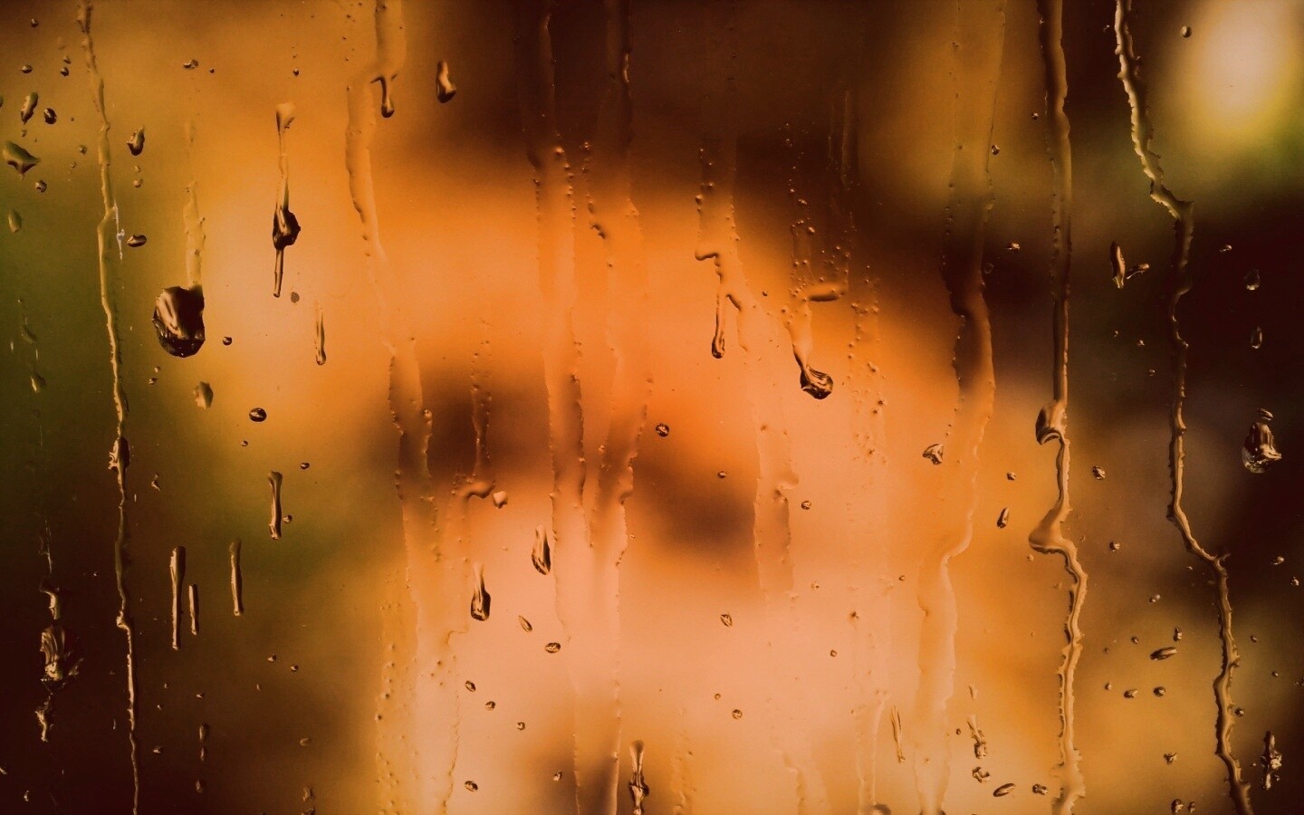 Текущая по стеклу вода обои