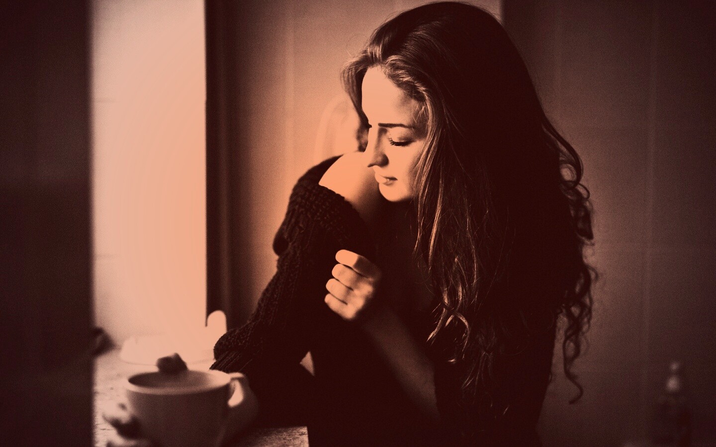 Обнаженное плечо и чашка кофе обои