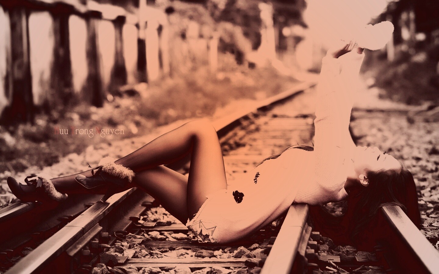 Модель на железнодорожных путях обои