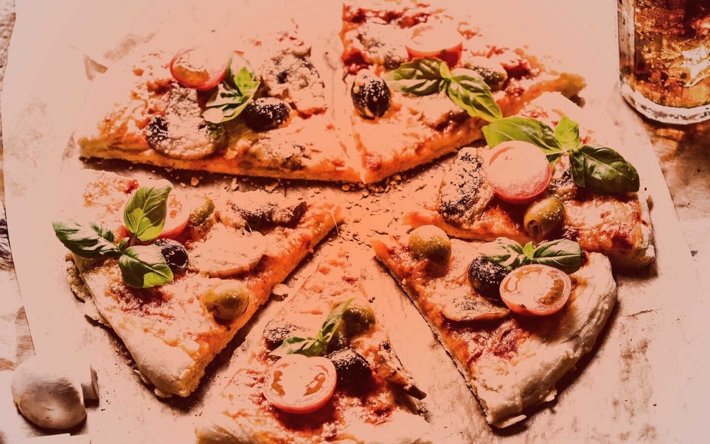 Сочная пицца с томатами и пармезаном обои