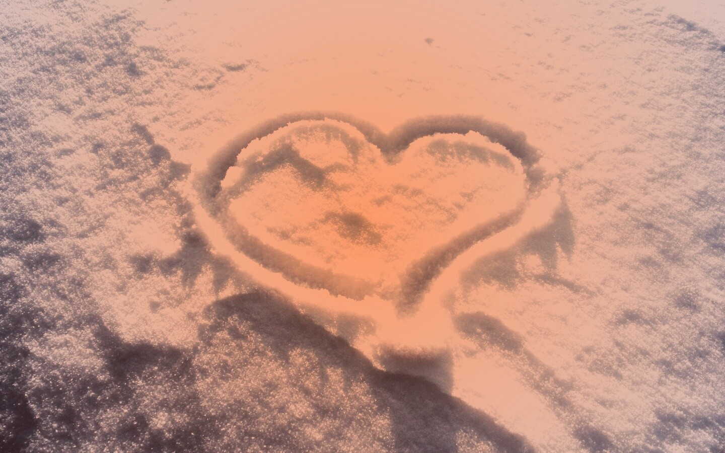 Сердечко на снегу обои