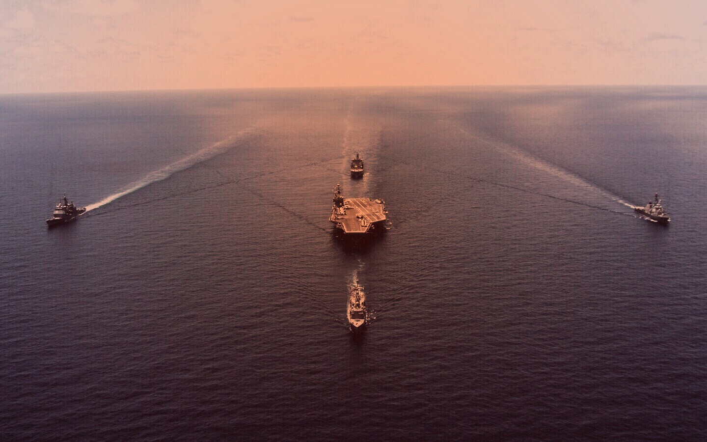 Авианосец с эскортом обои