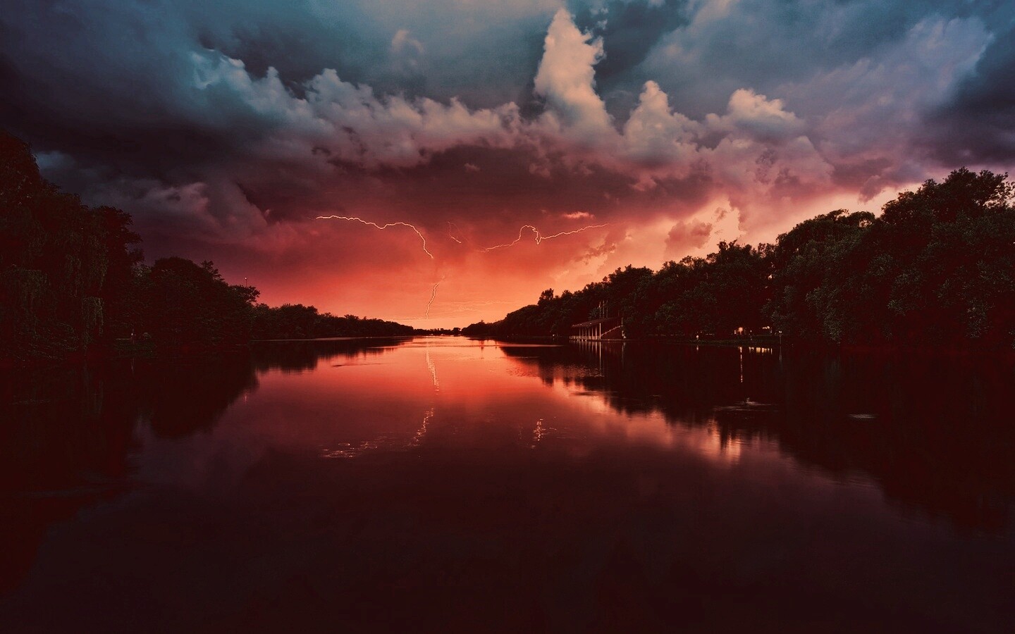 Молнии на фоне заката, стандартные обои mac обои