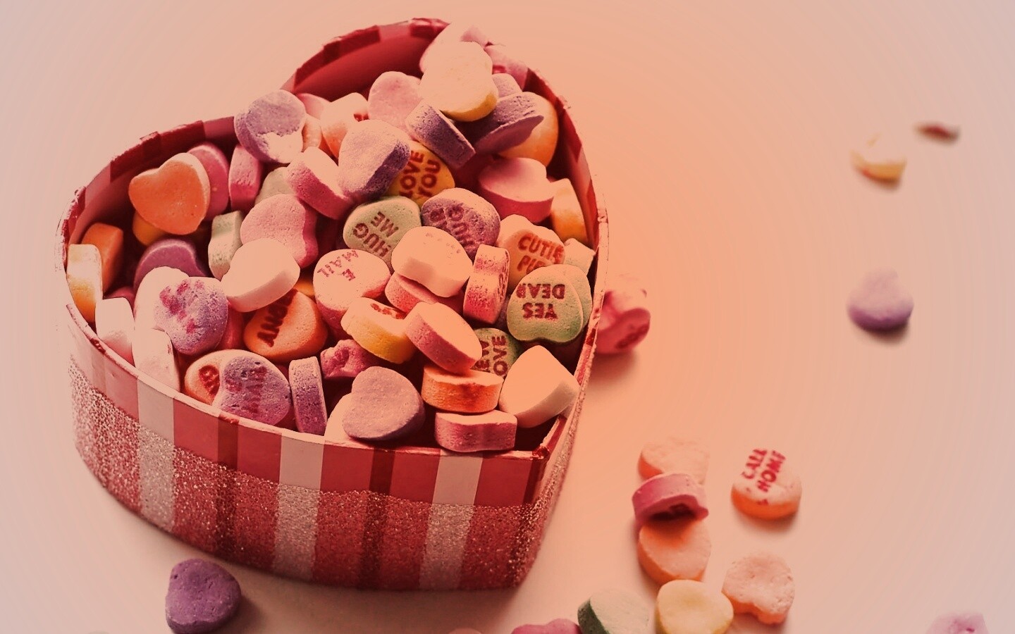 Конфеты в форме сердца обои