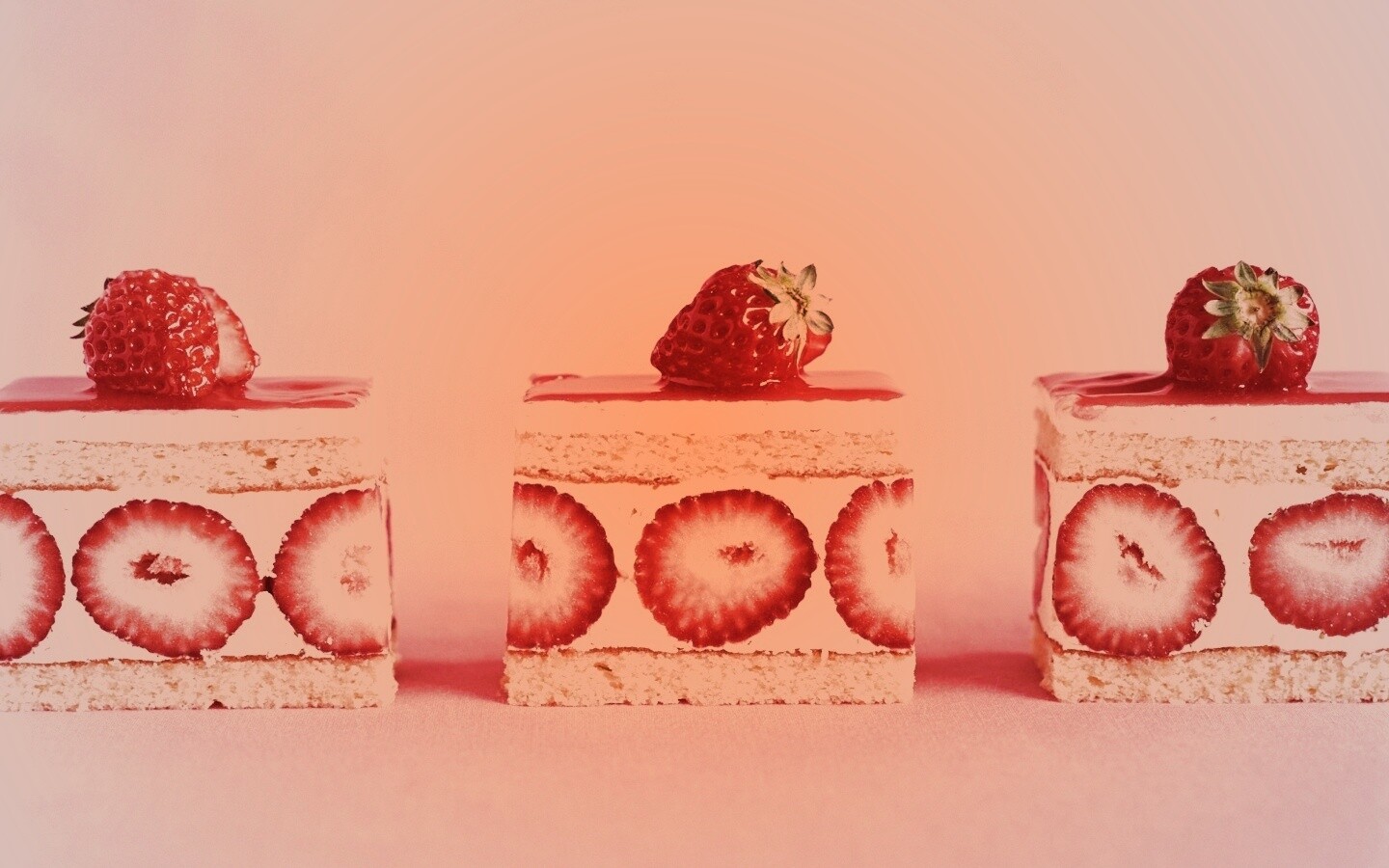 Ломтики клубничного торта обои