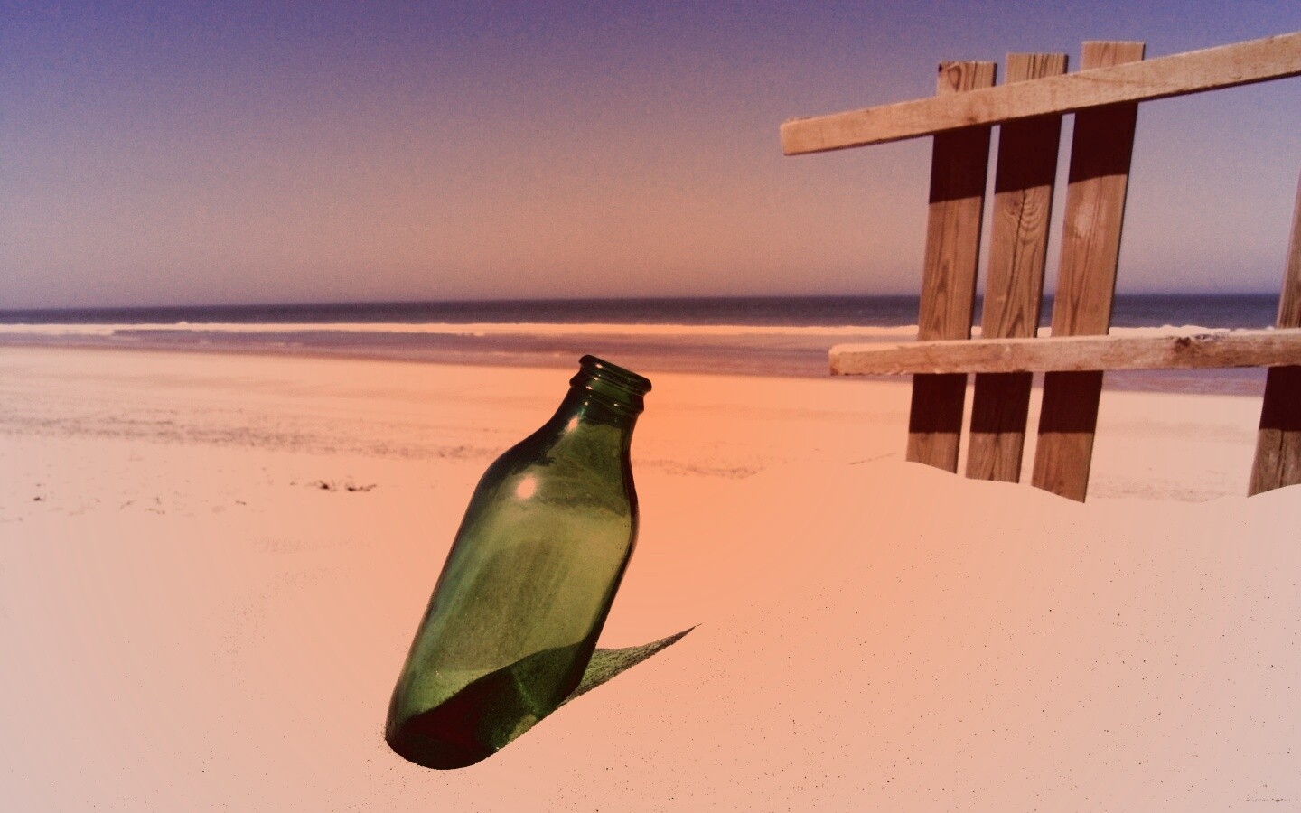 Бутылка на пляже обои