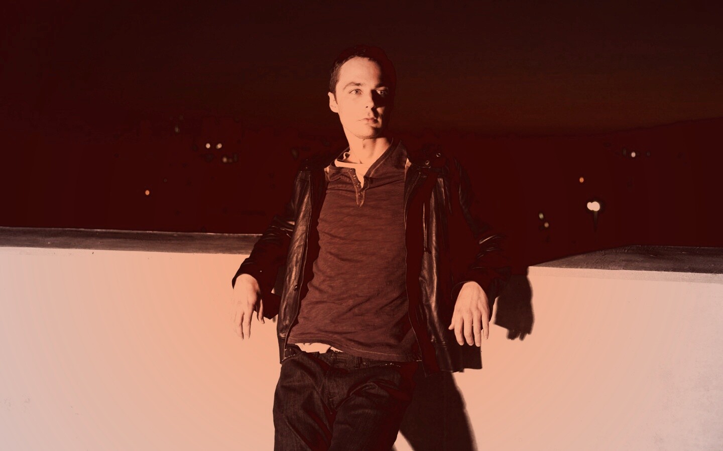 Джим Парсонс на балконе обои