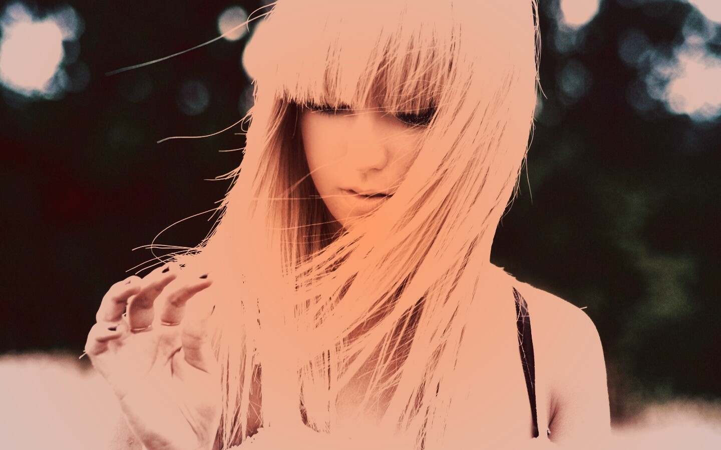 Красивая блондинка с ромашкой обои