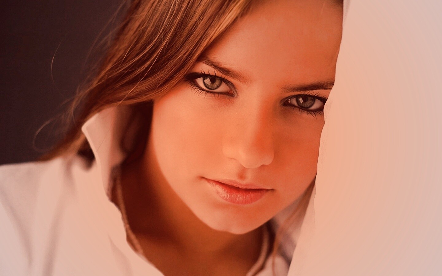 Красивая молодая девушка обои