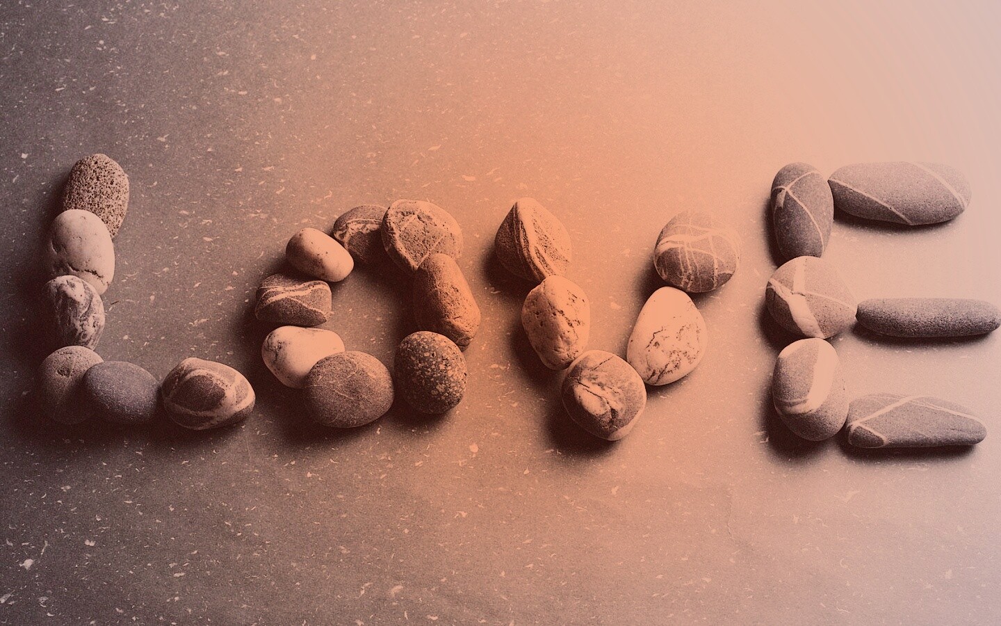 Слово "любовь" выложенное камнями обои