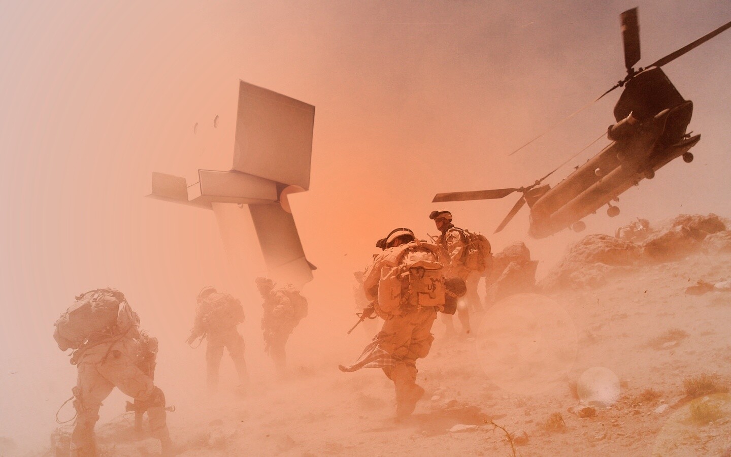 Картонный человек среди солдат обои