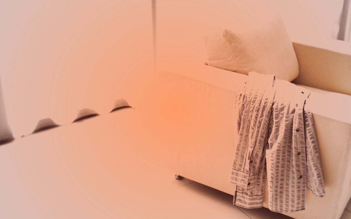 Рубашка на кресле обои