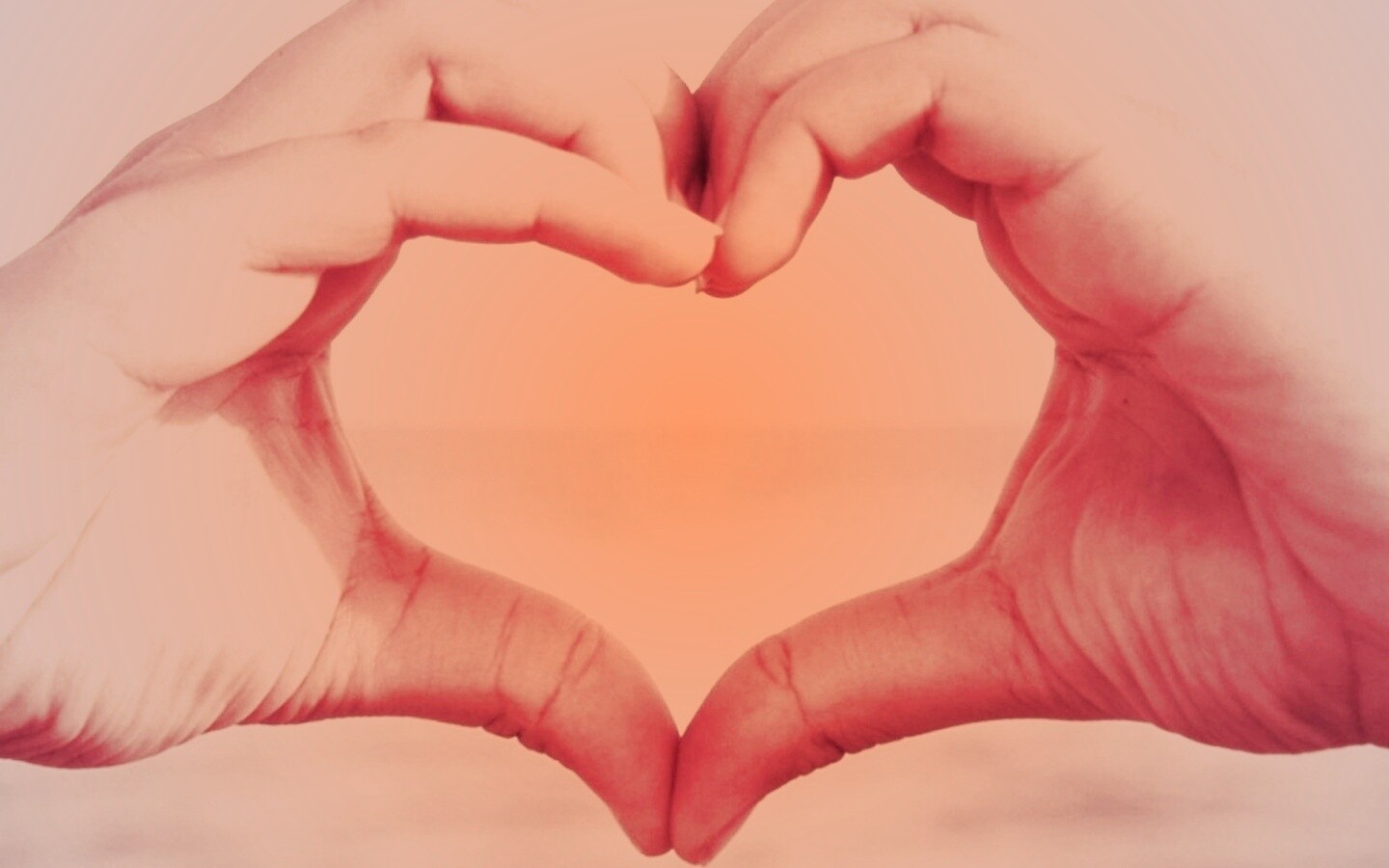 Руки сложенные сердечком обои