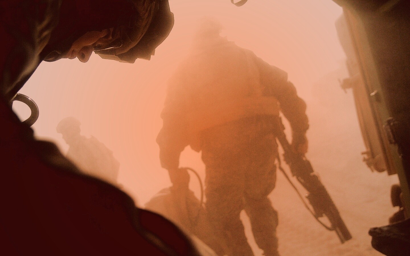 Солдаты выходят из броневика обои