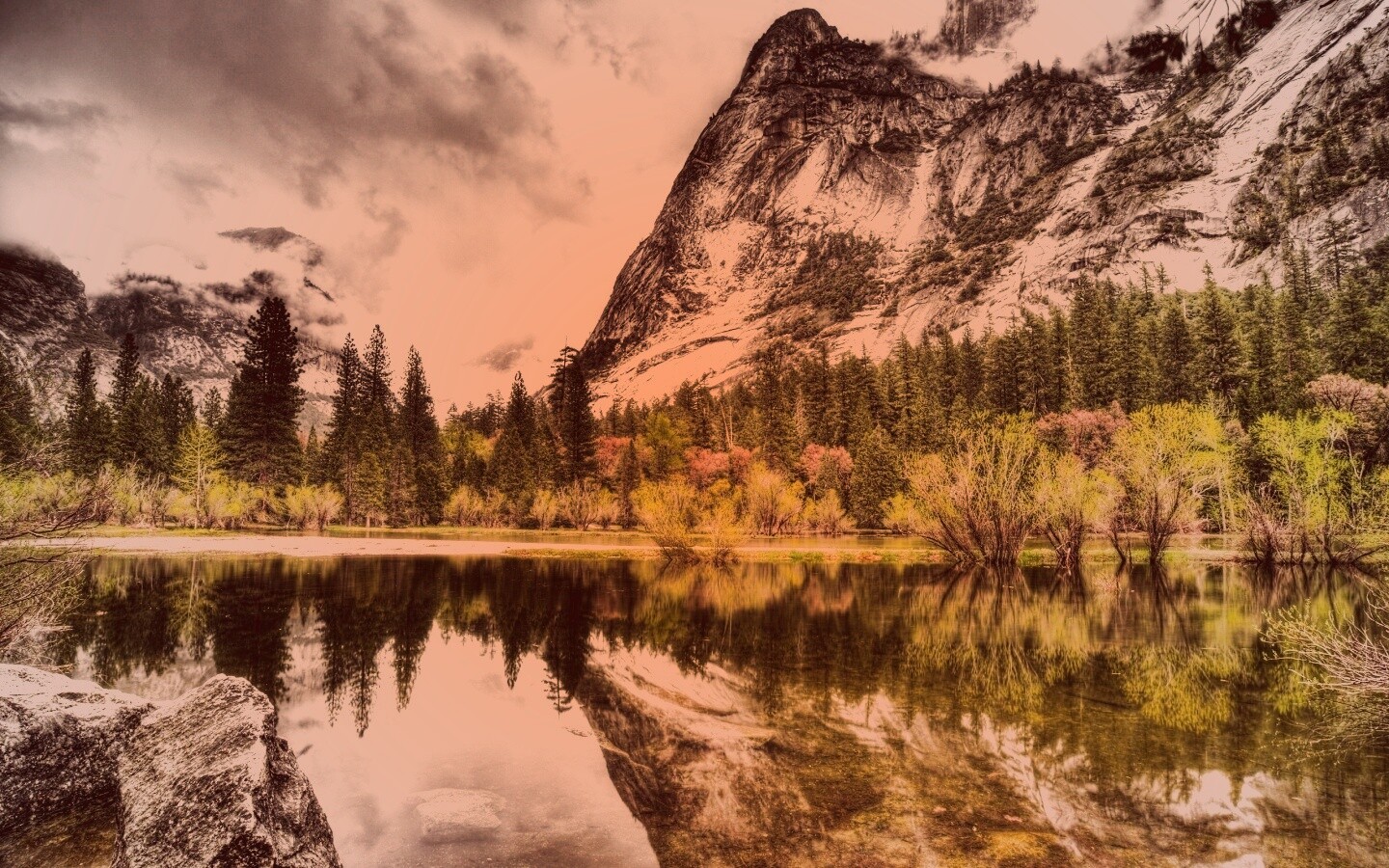 Красивый вид на маленькое горное озеро обои