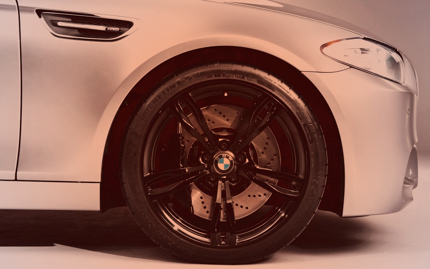 Чёрный литой диск БМВ обои