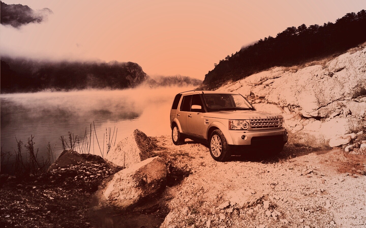 Range rover в горах у реки обои