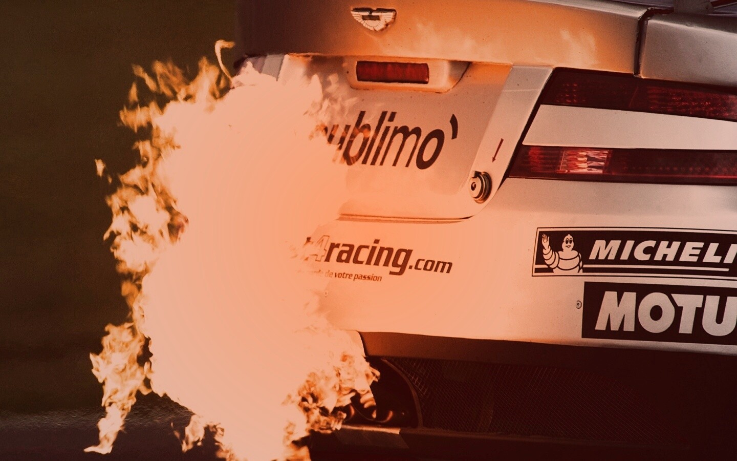 Огонь из выхлопной трубы гоночного Aston Martin обои