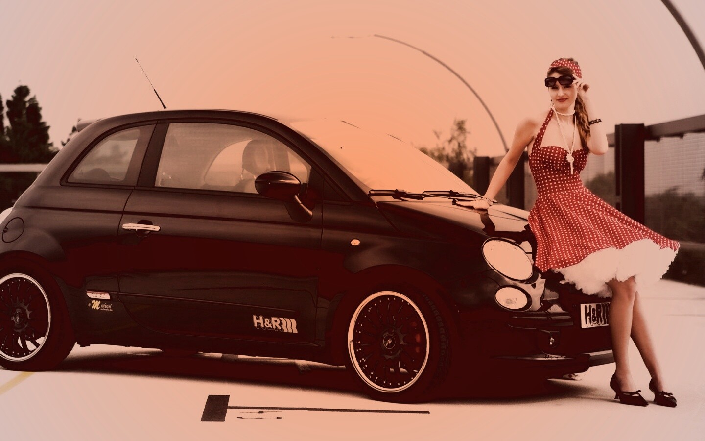 Черный фиат и девушка обои