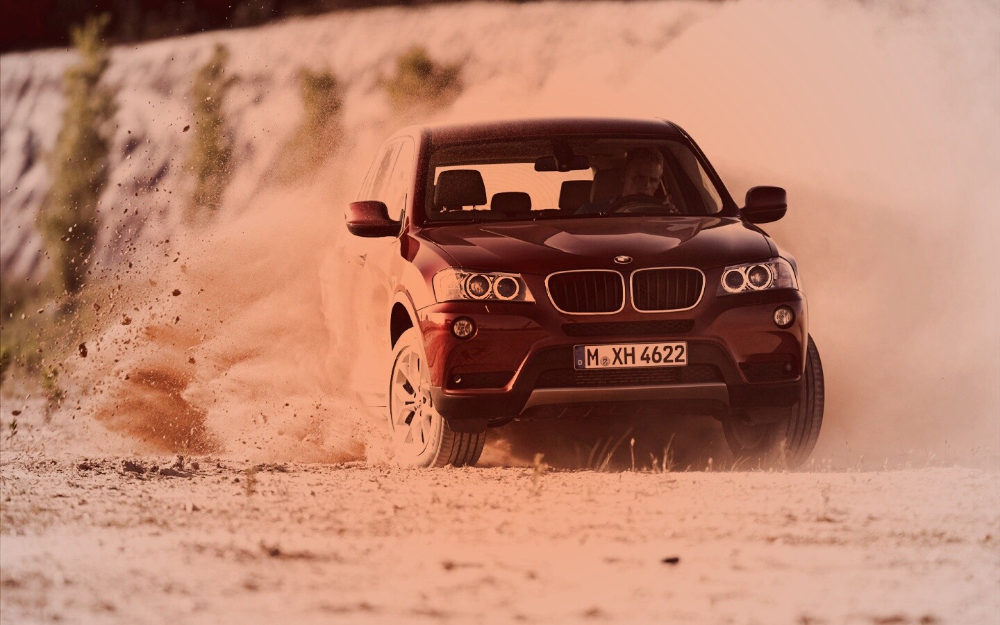 Кроссовер BMW в заносе обои