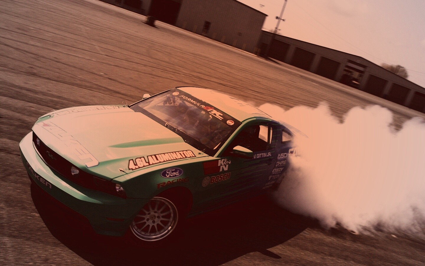 Мустанг дрифтует обои