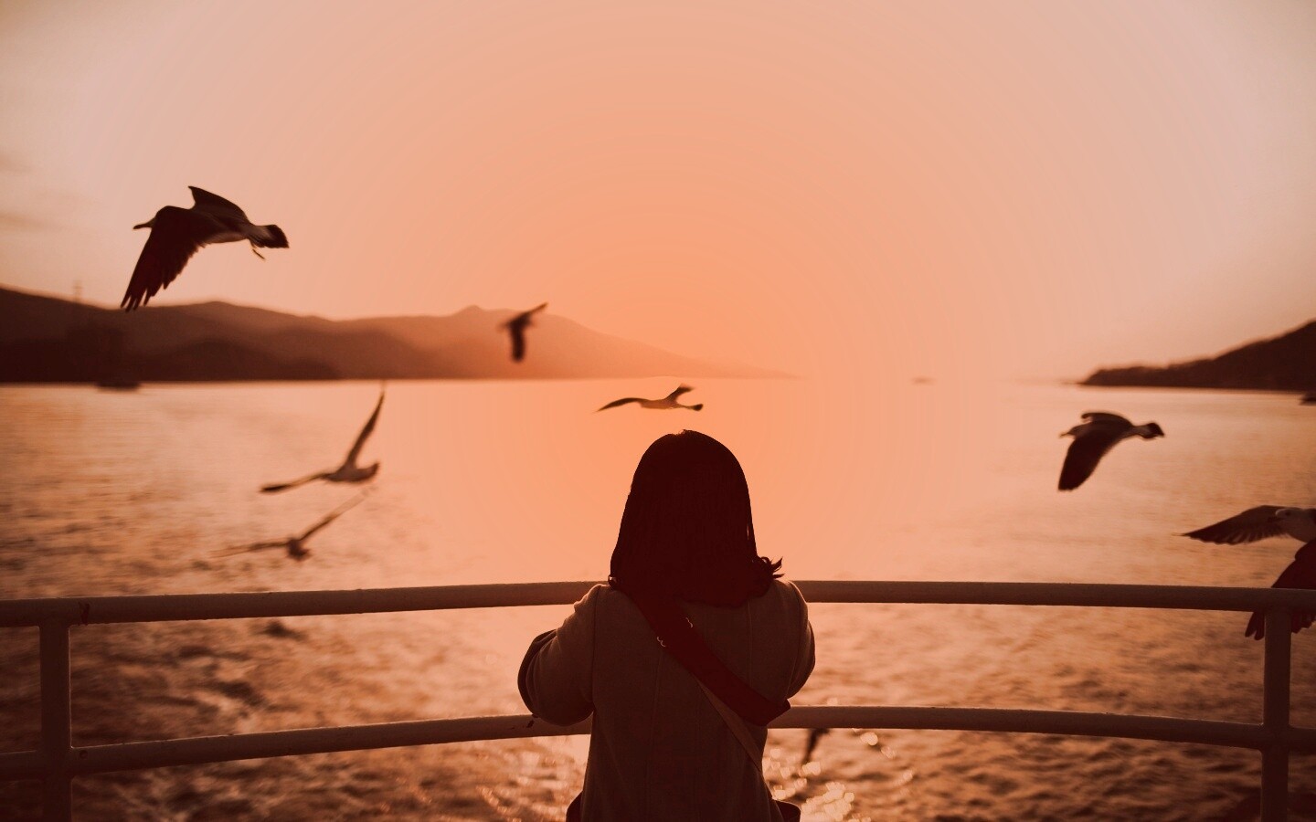 Девочка глядит на озеро обои