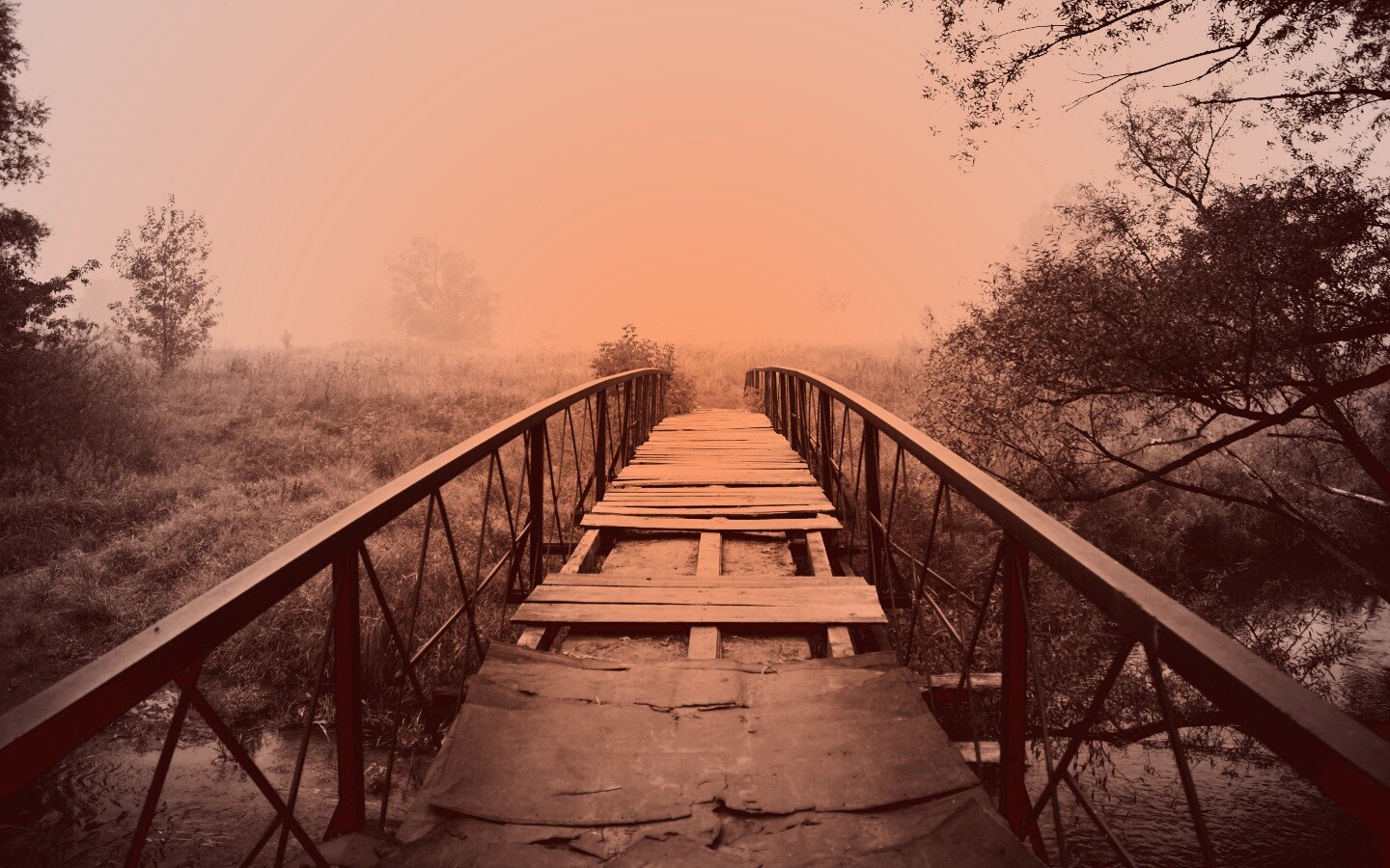 Старый мост на черно-белом фото обои